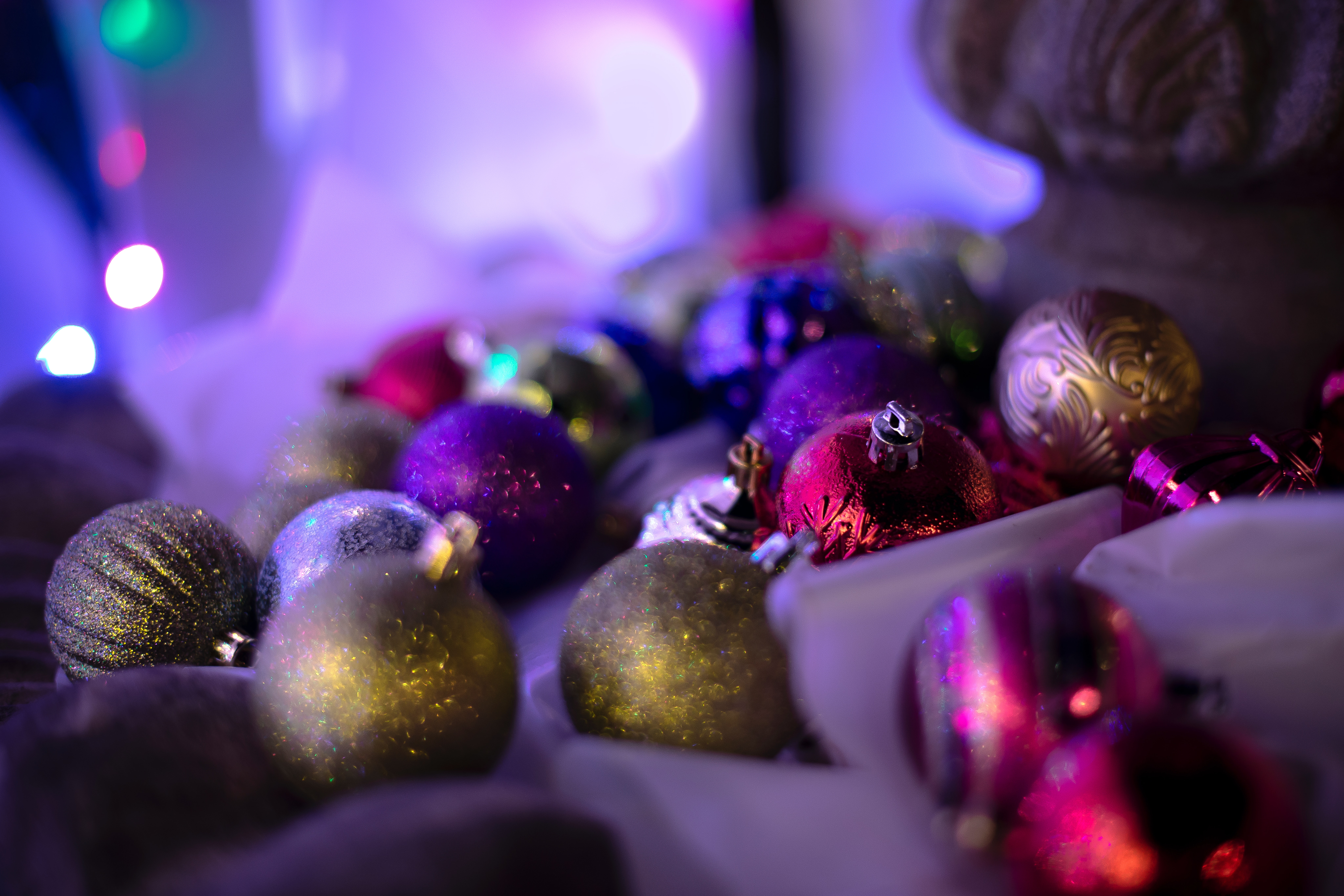 Guirnaldas y bolas de Navidad para tiendas
